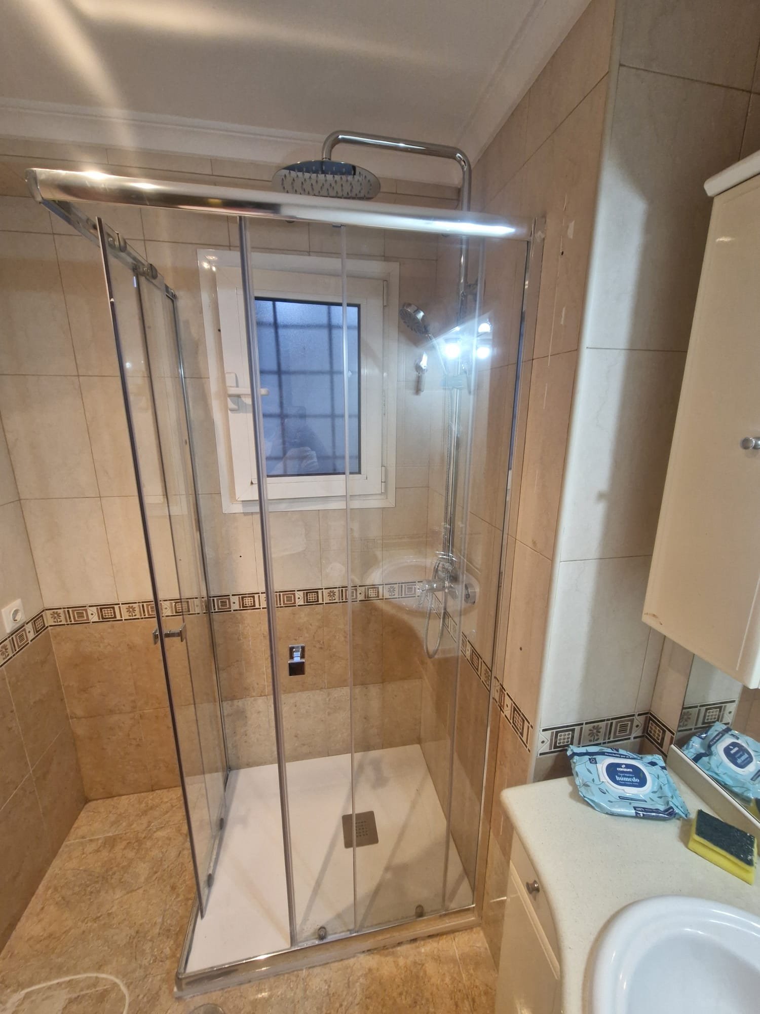 Baño reformado con mampara de cristal — Reformas Kevin