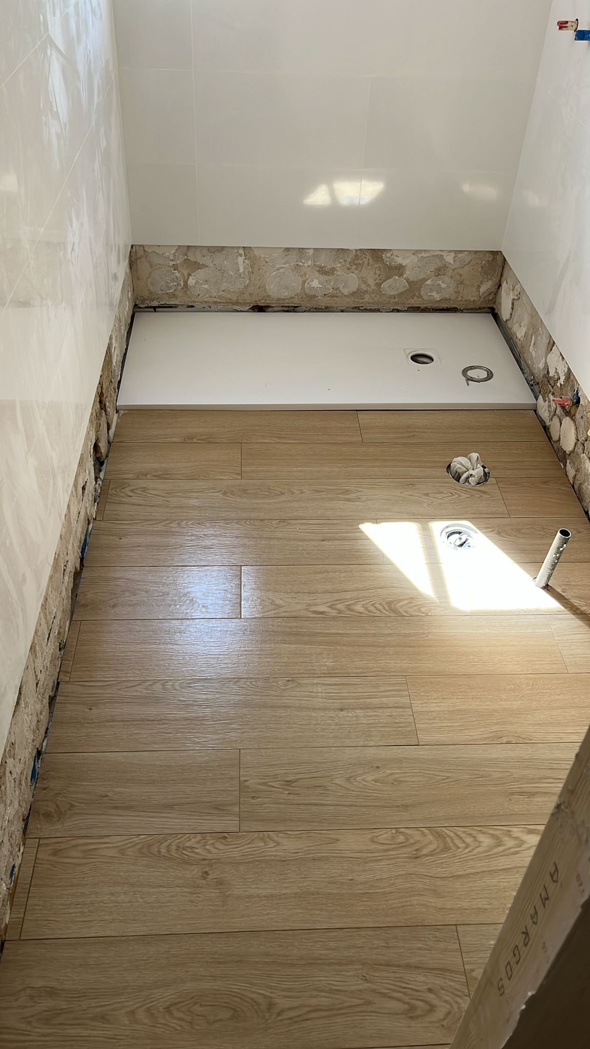 Suelo porcelánico y plato de ducha — reforma baño Benidorm