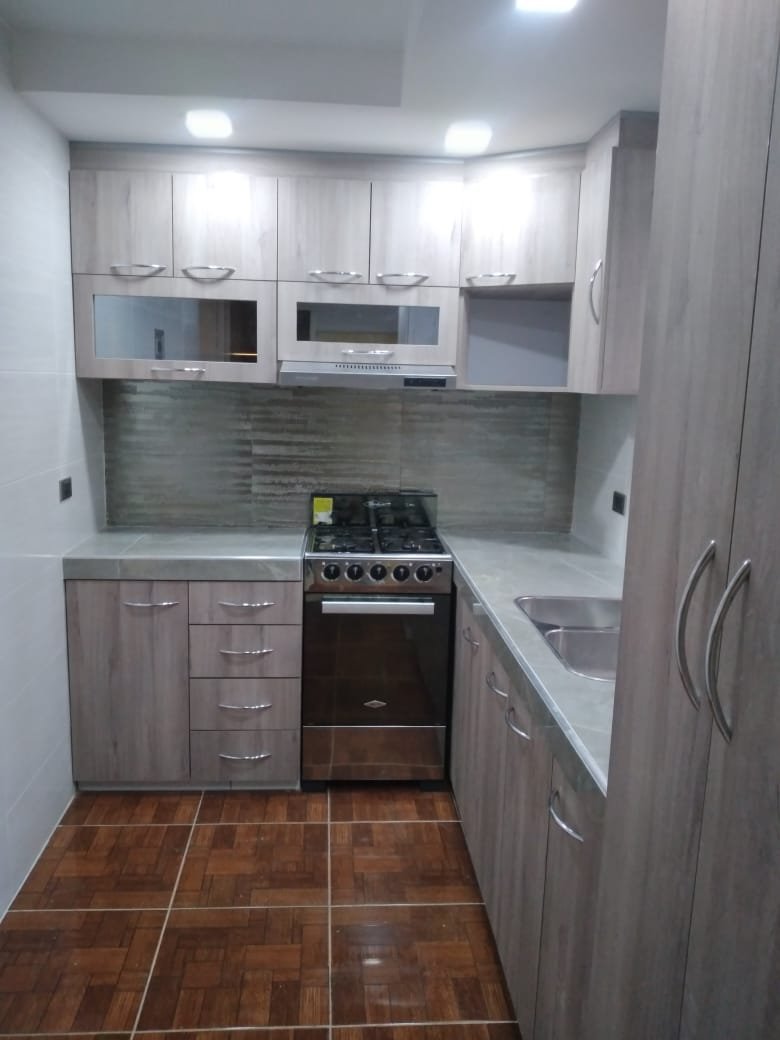 Cocina moderna gris reformada — Reformas Kevin