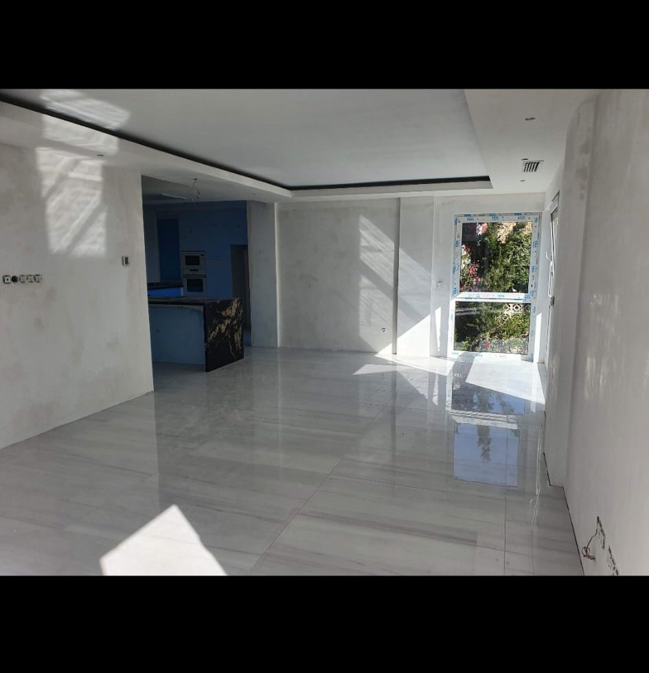 Reforma integral de vivienda en Benidorm — salón con suelo porcelánico